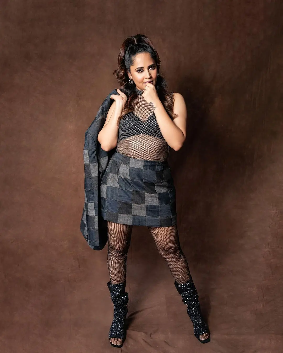 ANASUYA BHARADWAJ PHOTOSHOOT LONG LEGS SHOW IN BLACK SHORT SKIRT TOP 15